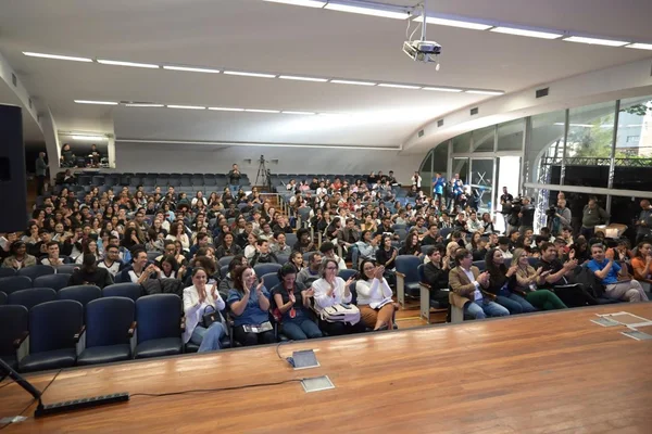 Estudantes do ensino médio da rede estadual de Minas participam de super aula preparatória para o Enem 2024