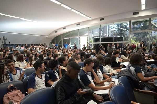 Estudantes do ensino médio da rede estadual de Minas participam de super aula preparatória para o Enem 2024
