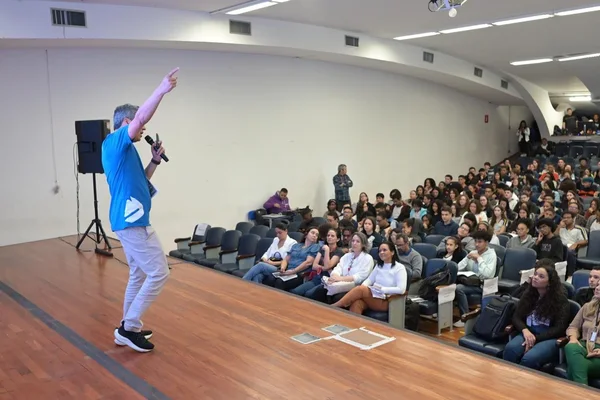 Estudantes do ensino médio da rede estadual de Minas participam de super aula preparatória para o Enem 2024