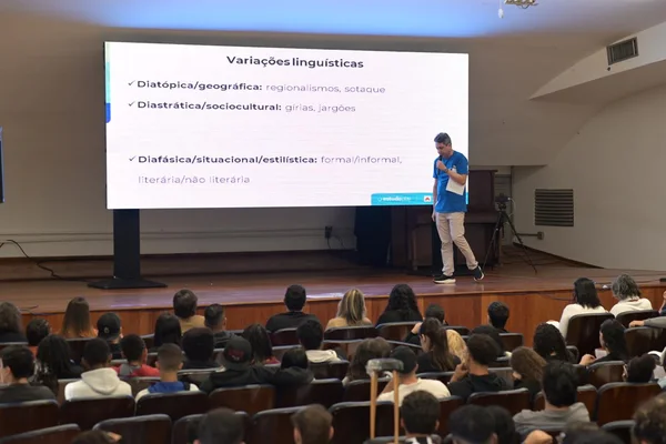 Estudantes do ensino médio da rede estadual de Minas participam de super aula preparatória para o Enem 2024