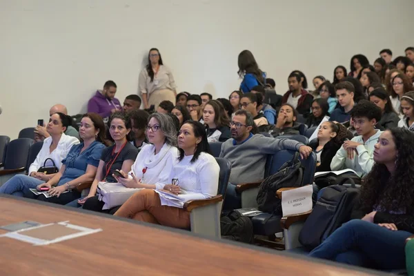 Estudantes do ensino médio da rede estadual de Minas participam de super aula preparatória para o Enem 2024