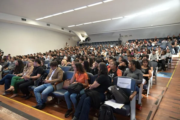 Estudantes do ensino médio da rede estadual de Minas participam de super aula preparatória para o Enem 2024