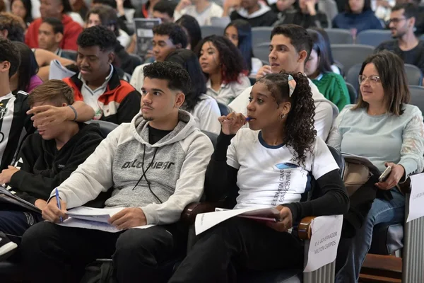 Estudantes do ensino médio da rede estadual de Minas participam de super aula preparatória para o Enem 2024