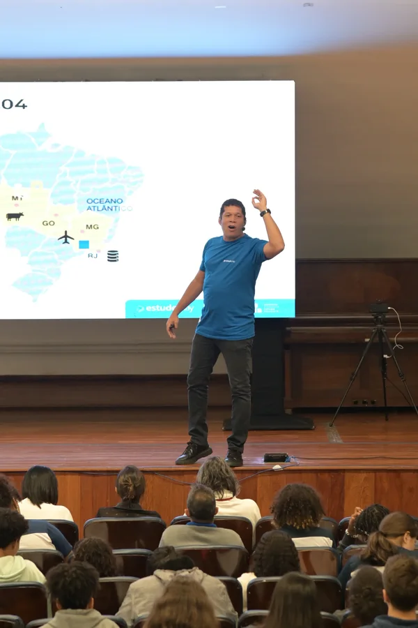 Estudantes do ensino médio da rede estadual de Minas participam de super aula preparatória para o Enem 2024