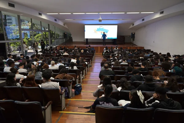 Estudantes do ensino médio da rede estadual de Minas participam de super aula preparatória para o Enem 2024