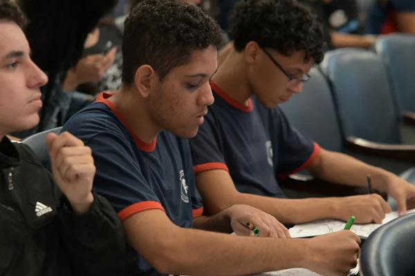 Estudantes do ensino médio da rede estadual de Minas participam de super aula preparatória para o Enem 2024
