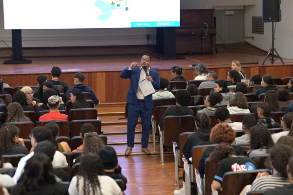 Estudantes do ensino médio da rede estadual de Minas participam de super aula preparatória para o Enem 2024