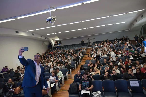 Estudantes do ensino médio da rede estadual de Minas participam de super aula preparatória para o Enem 2024