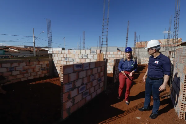 Governador vistoria construção de nova Unidade Básica de Saúde em Araporã