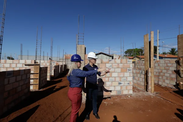 Governador vistoria construção de nova Unidade Básica de Saúde em Araporã