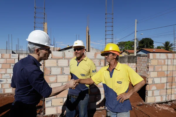 Governador vistoria construção de nova Unidade Básica de Saúde em Araporã