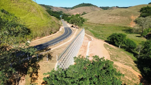 Recuperação de aterro da MG-447, em Cataguases