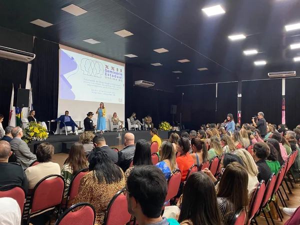 Plateia e palco durante seminário