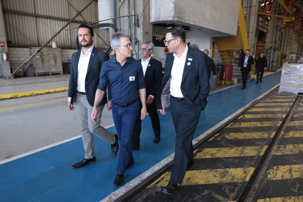 Governo de Minas acompanha entrega de novas locomotivas que vão atuar no sistema ferroviário do estado