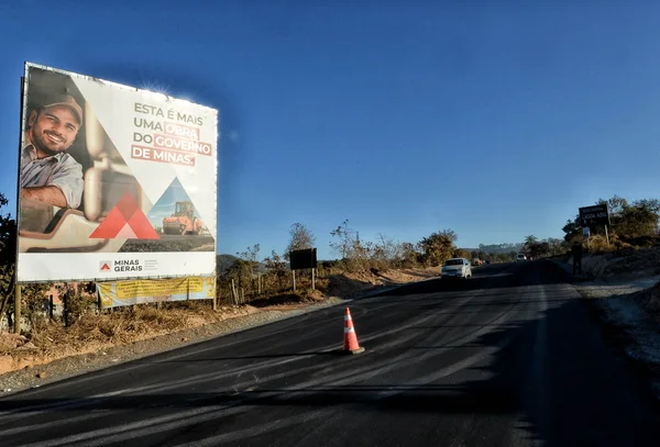 Governador vistoria obras de pavimentação da MG-060 em Esmeraldas