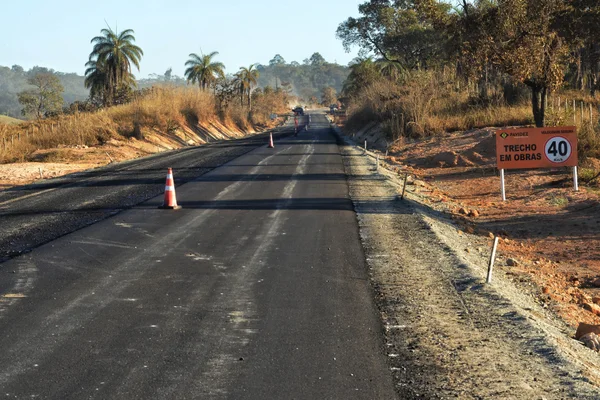 Governador vistoria obras de pavimentação da MG-060 em Esmeraldas