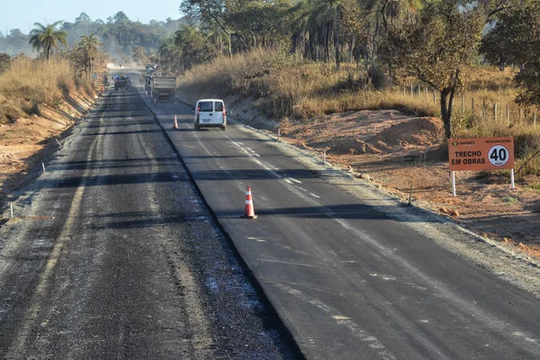 Governador vistoria obras de pavimentação da MG-060 em Esmeraldas