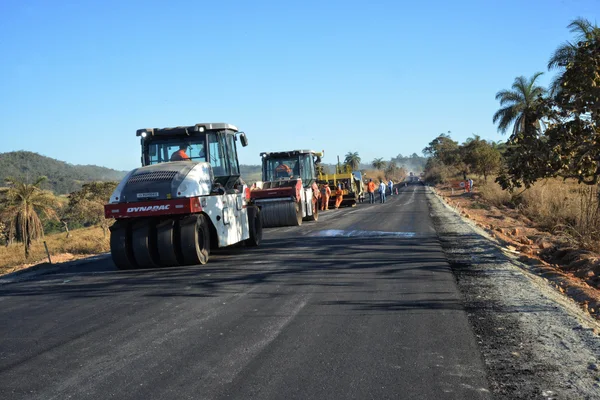 Governador vistoria obras de pavimentação da MG-060 em Esmeraldas