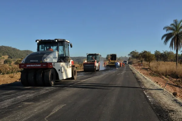 Governador vistoria obras de pavimentação da MG-060 em Esmeraldas