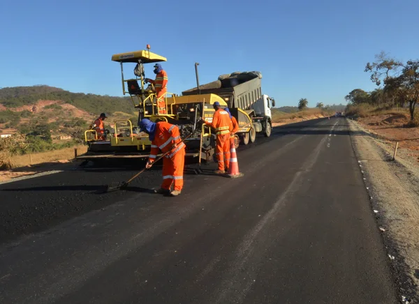 Governador vistoria obras de pavimentação da MG-060 em Esmeraldas