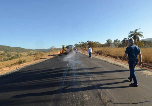 Governador vistoria obras de pavimentação da MG-060 em Esmeraldas