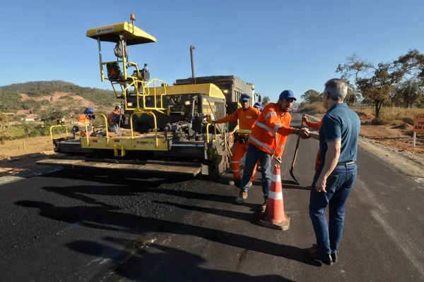 Governador vistoria obras de pavimentação da MG-060 em Esmeraldas