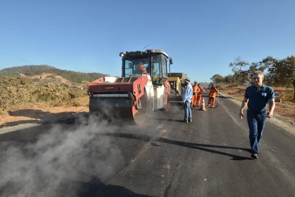 Governador vistoria obras de pavimentação da MG-060 em Esmeraldas