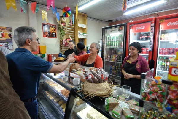 Governador vistoria obras de pavimentação da MG-060 em Esmeraldas