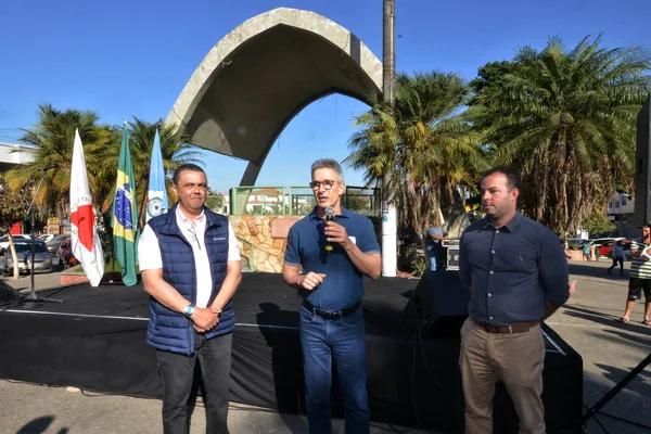 Governador vistoria obras de pavimentação da MG-060 em Esmeraldas