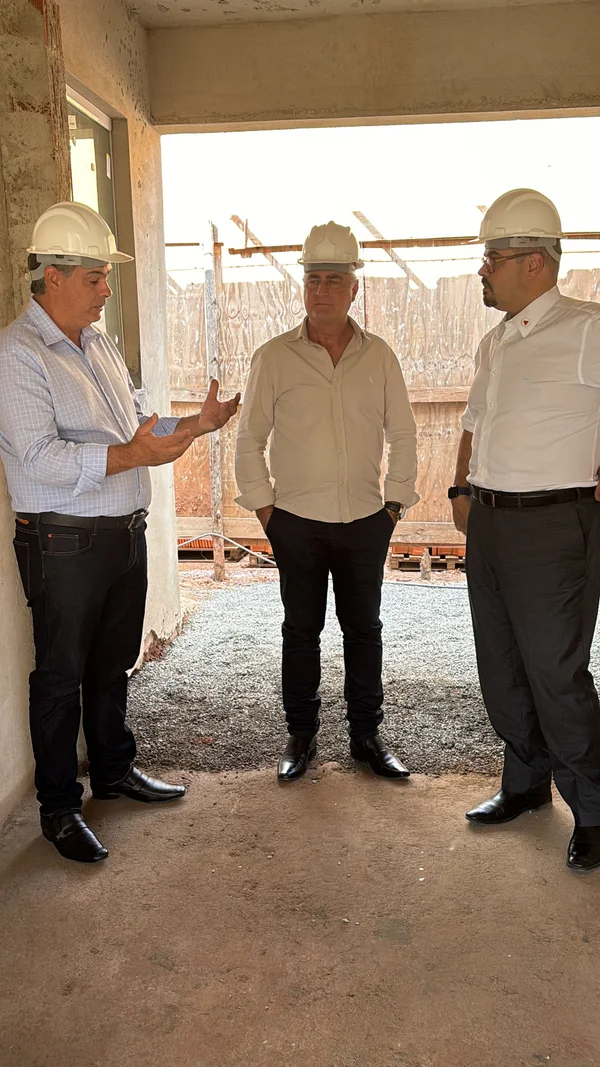 Vice-governador vistoria obras de escola estadual em Maripá de Minas