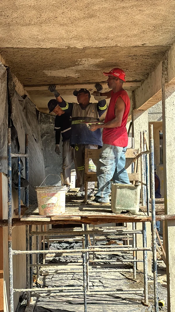 Vice-governador vistoria obras de escola estadual em Maripá de Minas