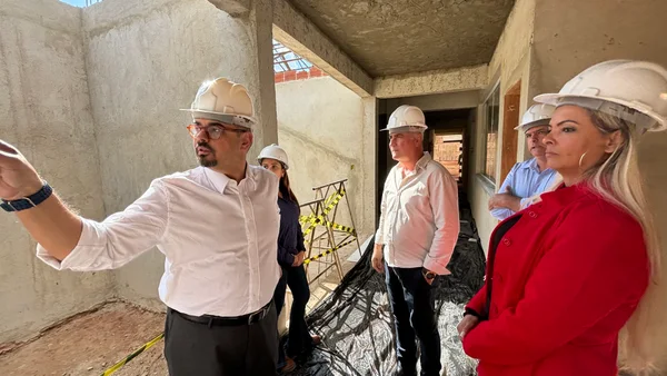 Vice-governador vistoria obras de escola estadual em Maripá de Minas