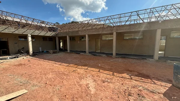 Vice-governador vistoria obras de escola estadual em Maripá de Minas