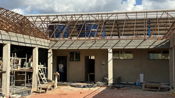 Vice-governador vistoria obras de escola estadual em Maripá de Minas