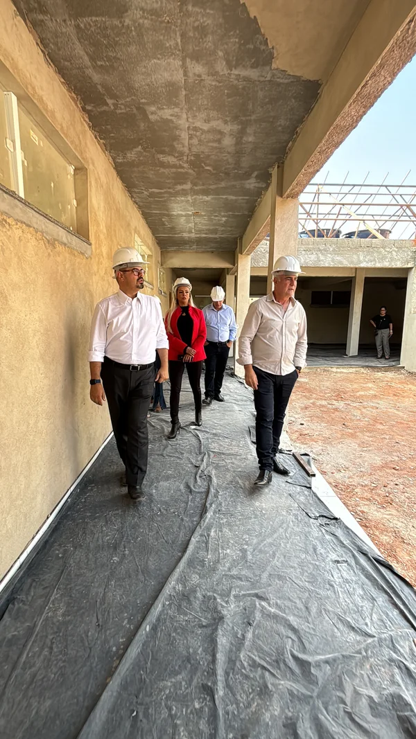 Vice-governador vistoria obras de escola estadual em Maripá de Minas