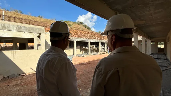 Vice-governador vistoria obras de escola estadual em Maripá de Minas