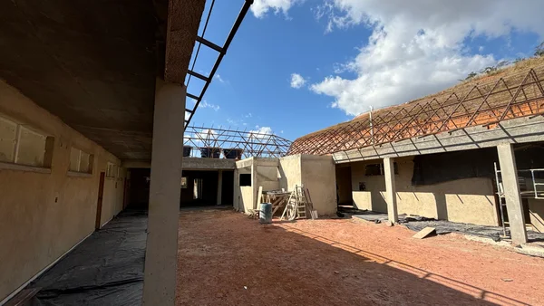 Vice-governador vistoria obras de escola estadual em Maripá de Minas