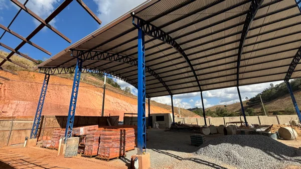 Vice-governador vistoria obras de escola estadual em Maripá de Minas