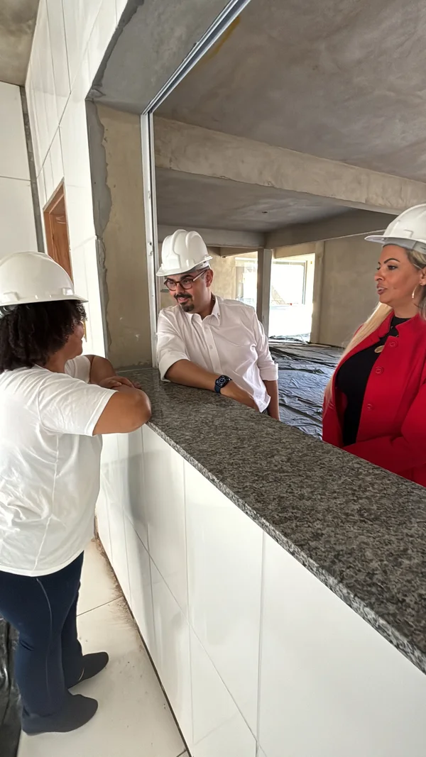 Vice-governador vistoria obras de escola estadual em Maripá de Minas