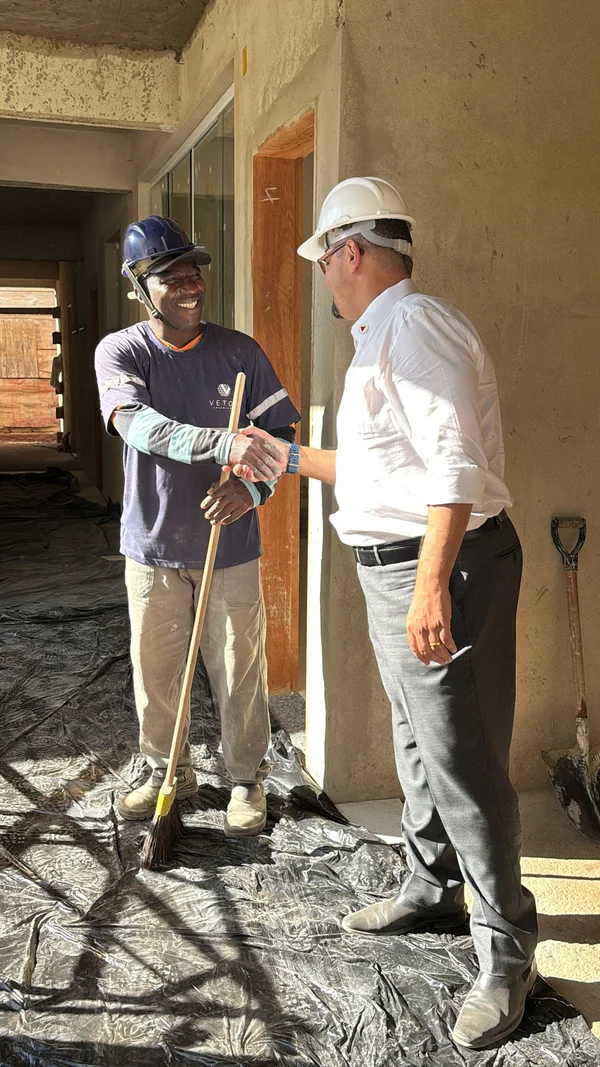 Vice-governador vistoria obras de escola estadual em Maripá de Minas
