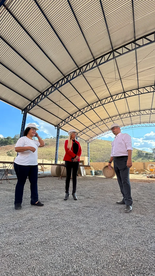 Vice-governador vistoria obras de escola estadual em Maripá de Minas