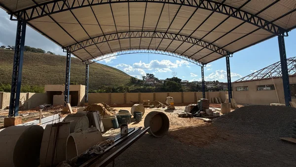 Vice-governador vistoria obras de escola estadual em Maripá de Minas