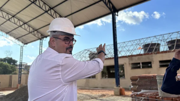 Vice-governador vistoria obras de escola estadual em Maripá de Minas