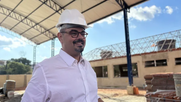 Vice-governador vistoria obras de escola estadual em Maripá de Minas