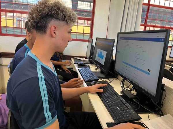Governo de Minas aplica Inteligência Artificial na correção de redações e fortalece preparação de estudantes da rede pública para o Enem 