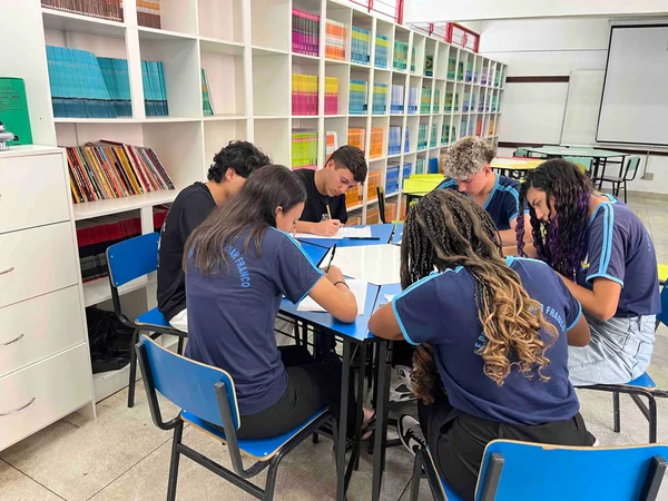Governo de Minas aplica Inteligência Artificial na correção de redações e fortalece preparação de estudantes da rede pública para o Enem 