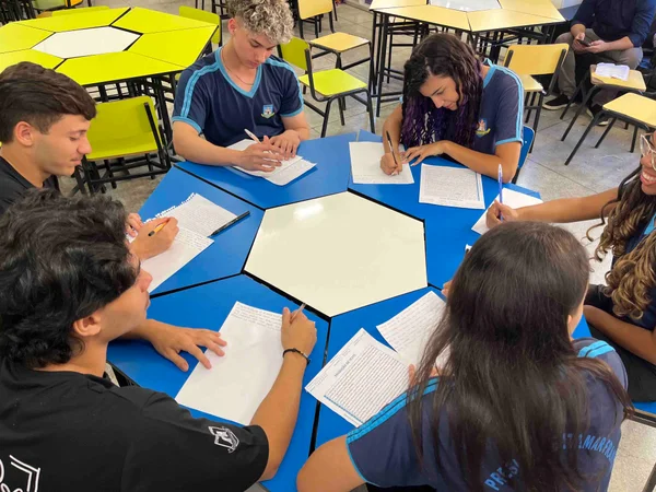 Governo de Minas aplica Inteligência Artificial na correção de redações e fortalece preparação de estudantes da rede pública para o Enem 