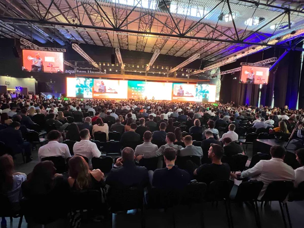 Governador apresenta resultados da gestão implantada em Minas no maior evento de empreendedorismo do Brasil