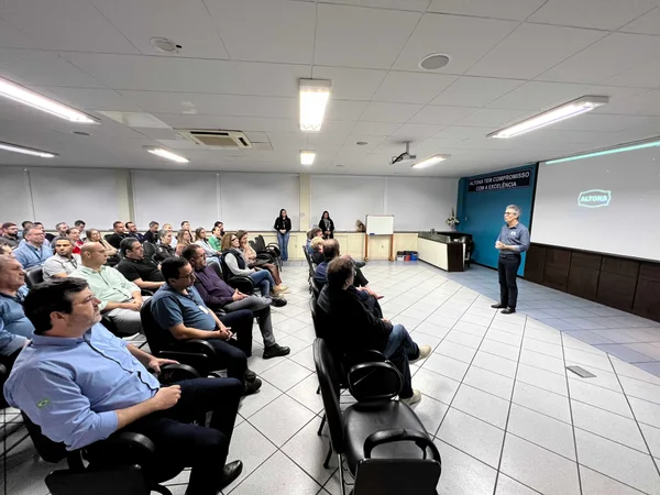 Governador apresenta resultados da gestão implantada em Minas no maior evento de empreendedorismo do Brasil