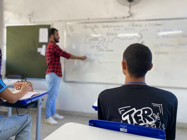 Minas Gerais apresenta melhorias na aprendizagem e desempenho histórico nas taxas de rendimento no Ideb 2023